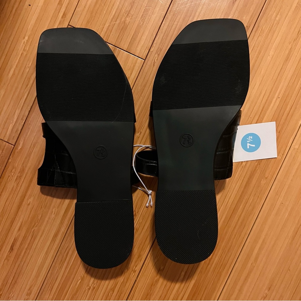 NWT + BOX - Black Croc Embossed Toe Loop Sandals - Picture 4 of 4